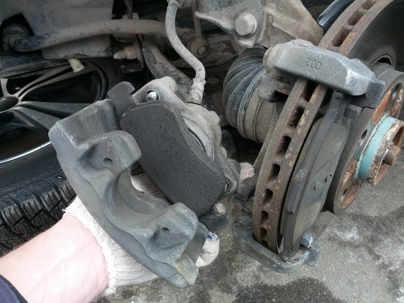 Замена тормозных суппортов в СПб, цена на замену тормозного поршня и ...