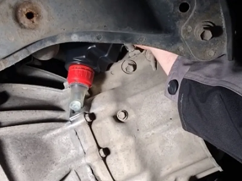 Куда заливать масло в suzuki
